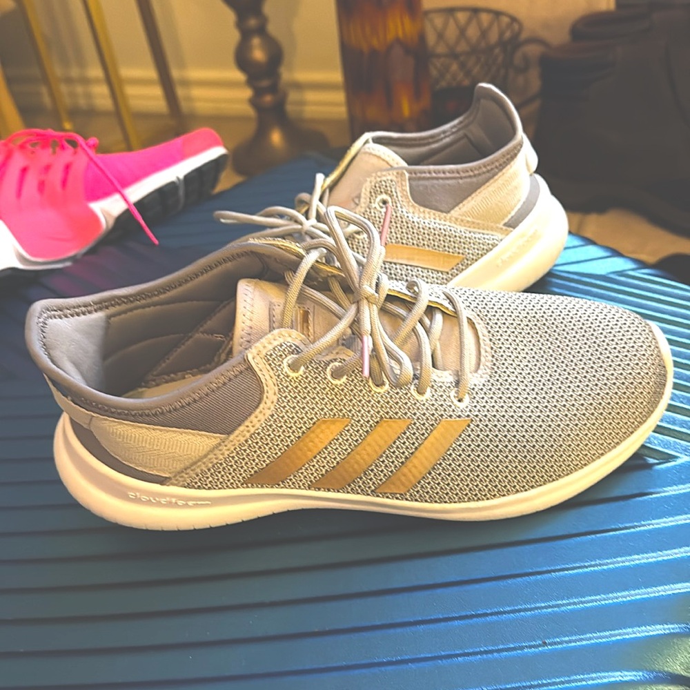 Adidas women’s 9.5